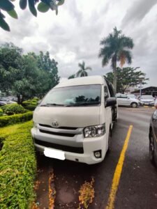 Sewa Hiace Commuter vs Premio di Bandung