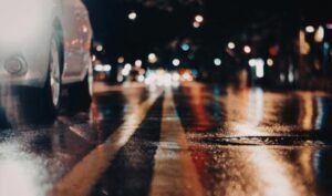 cara mengemudi aman saat hujan